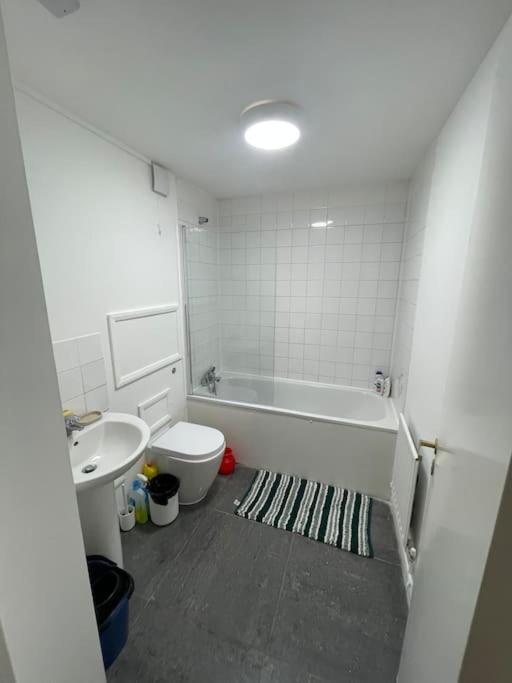 Lovely Spacious Entire 1 Bedroom Apartment - New Management Londra Dış mekan fotoğraf